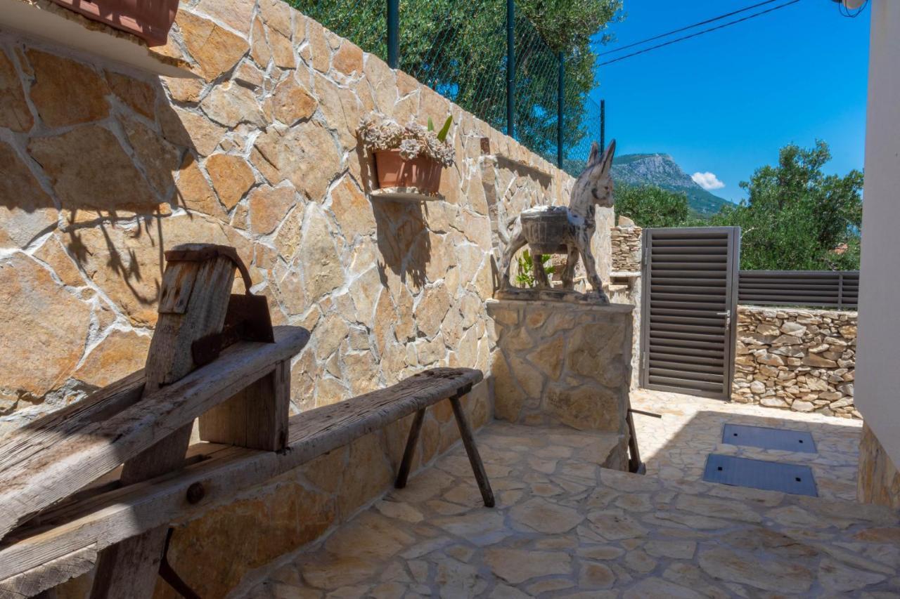 Plum Holiday Home Kaštel Stari Exterior foto