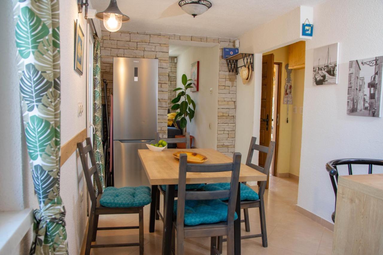 Plum Holiday Home Kaštel Stari Exterior foto